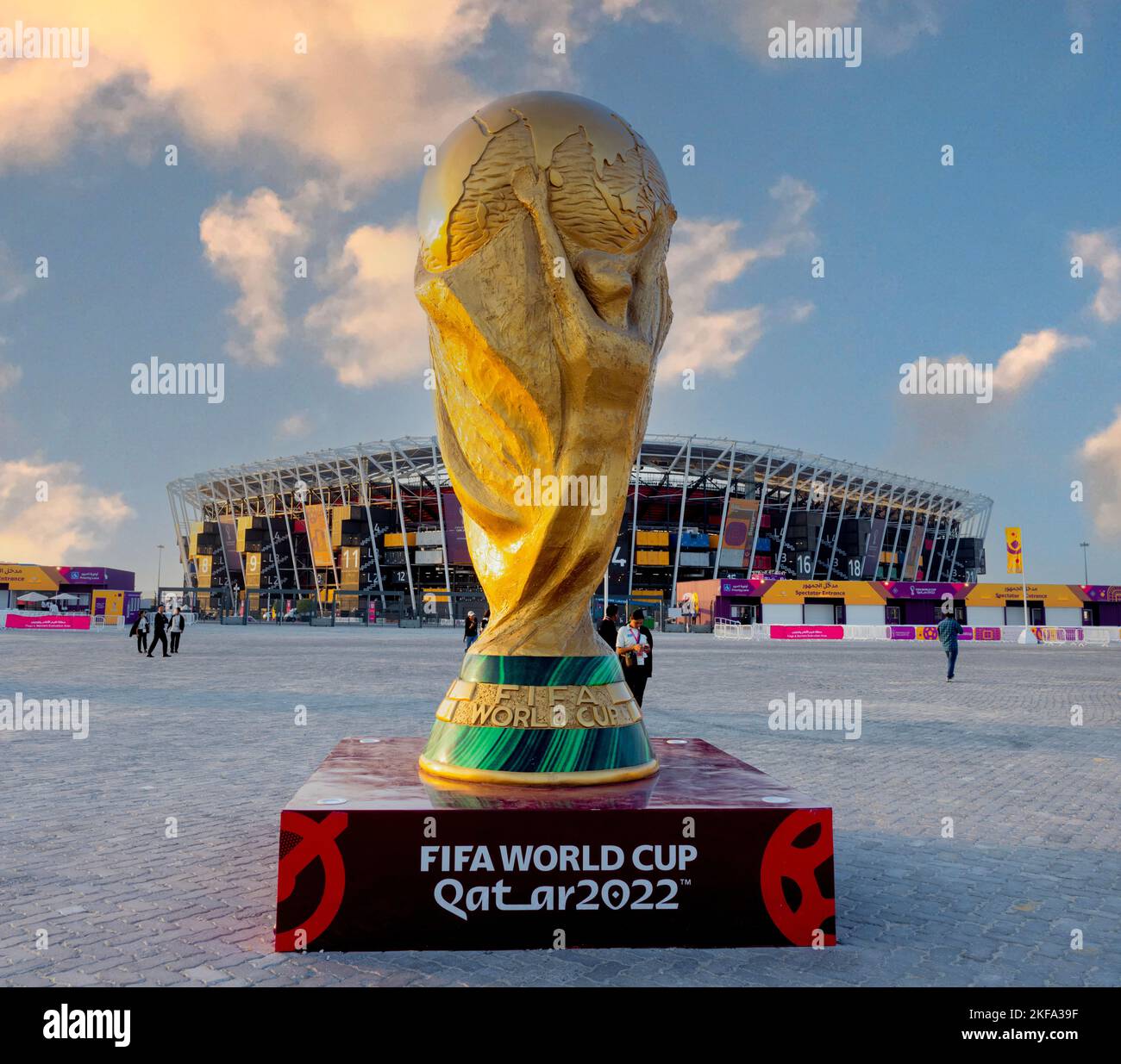 Stadium 974 einer der Austragungsorte der FIFA Fußball-Weltmeisterschaft 2022 in Katar sowie die genaue Anzahl der Schiffscontainer, die in der Konstruktion 27-06-2022 verwendet wurden Stockfoto