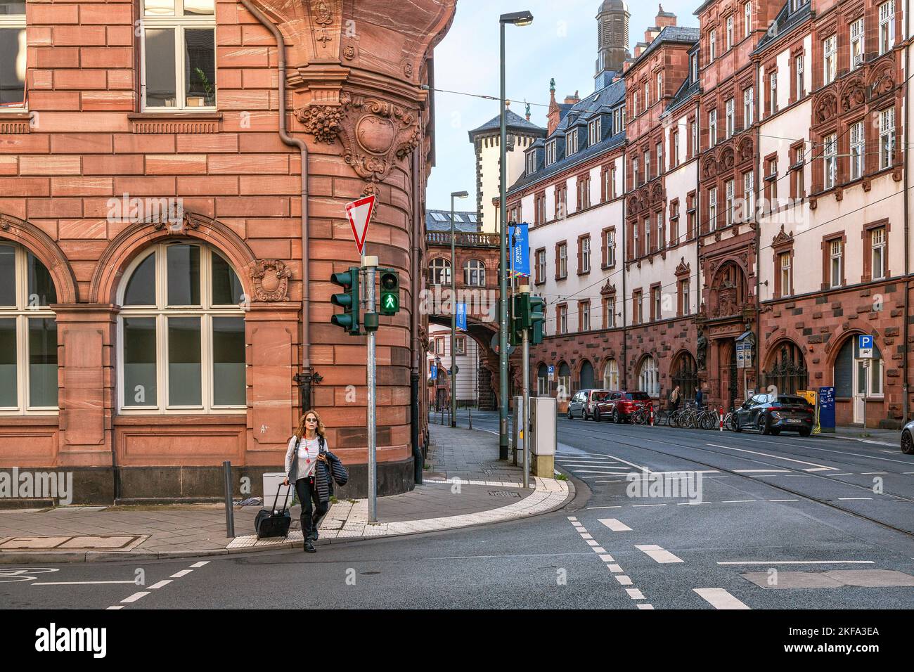 Frankfurt am Main, Deutschland - 17.. Oktober 2022: Straßen von Frankfurt am Main, schöne Stadt in Deutschland, wo moderne und historische Architektur aufeinander treffen. Stockfoto