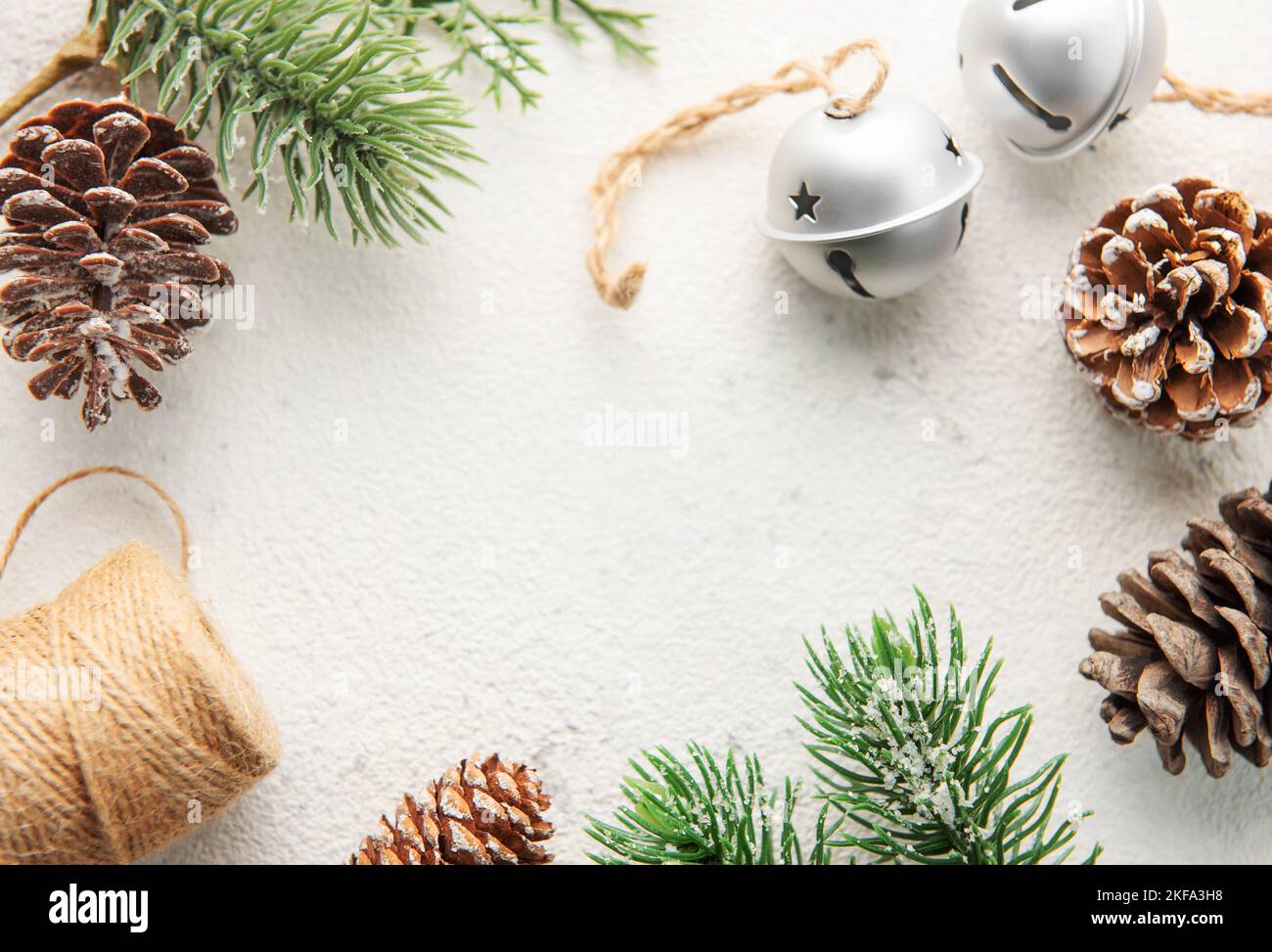 Weihnachtsdekoration, die einen Rahmen auf einem weißen Holzhintergrund macht. Weihnachtsthemen. Flach liegend, Kopierplatz Stockfoto