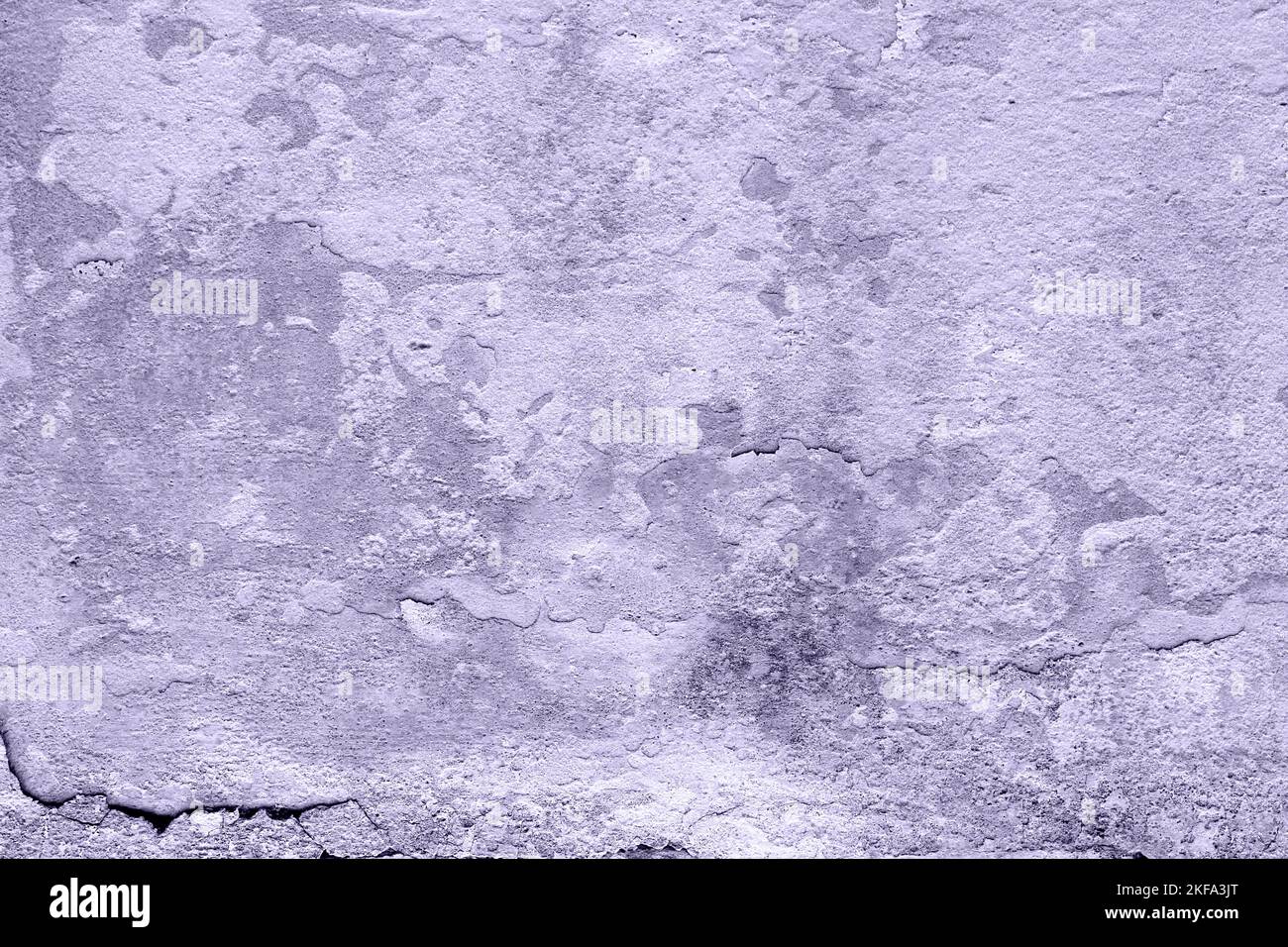 Digital Lavendel Farbe des Jahres 2023. Alte grungige Betonwand auf hellviolettem Hintergrund. Foto ist von 2023 trendigen Farben getönt. Stockfoto