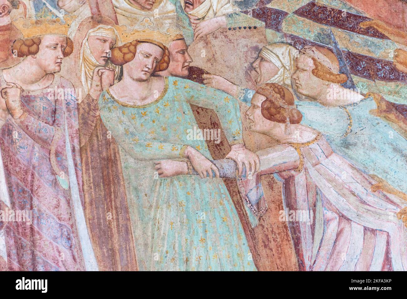 Nahaufnahme eines mittelalterlichen Fresko mit einer Gruppe edler Frauen, die kämpfen Stockfoto