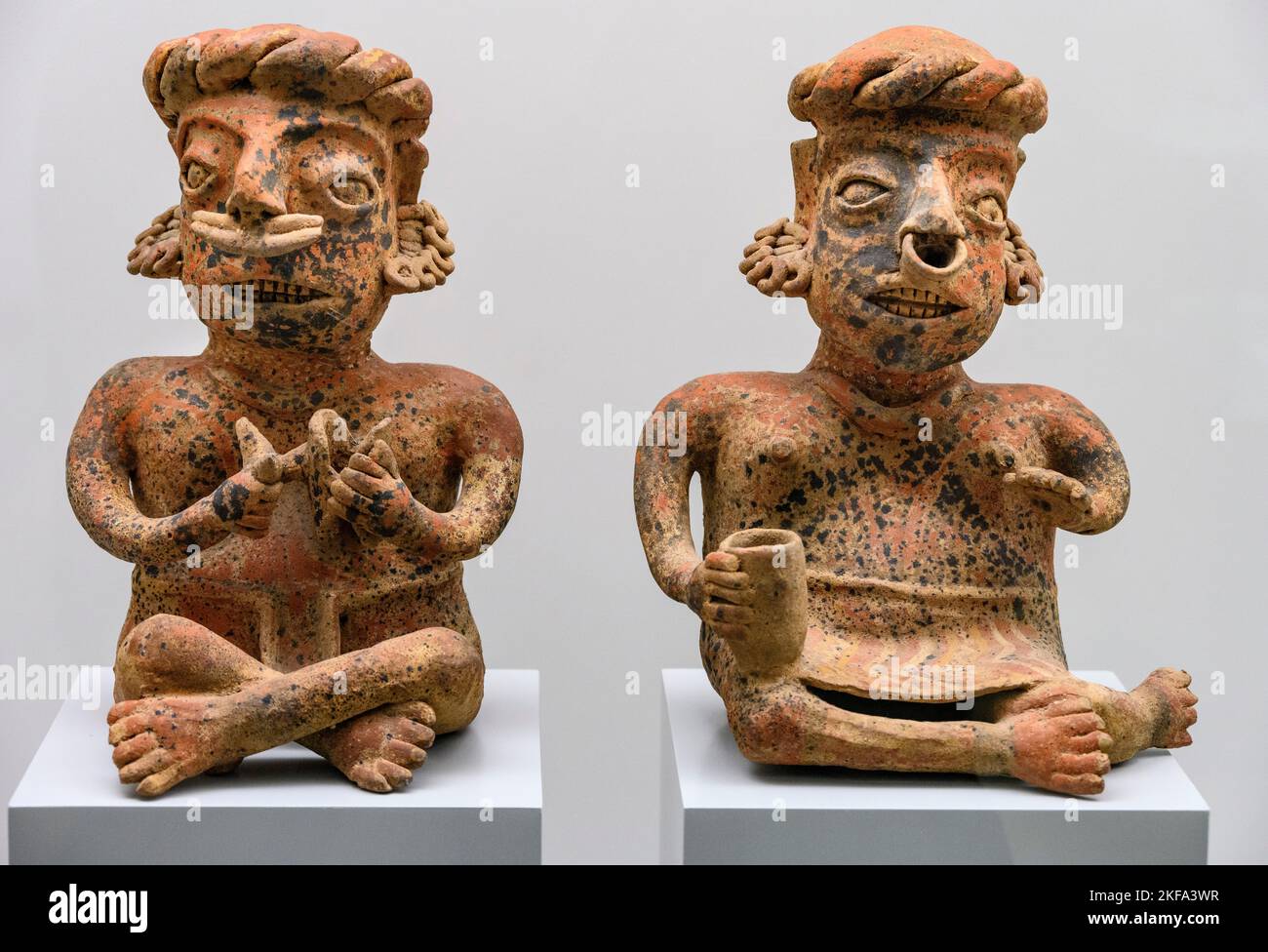 Anthropomorphe, männliche und weibliche Keramikfiguren im Nayarit-Stil des westlichen Mexikos, Protoclassic zwischen 100 v. Chr. und 250 n. Chr. Stockfoto