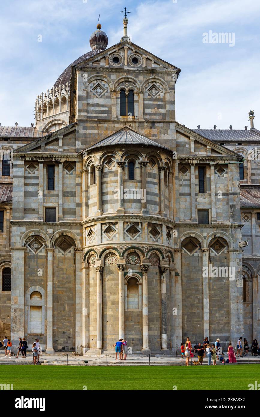 Touristen vor der katholischen Basilika in Pisa Stockfoto