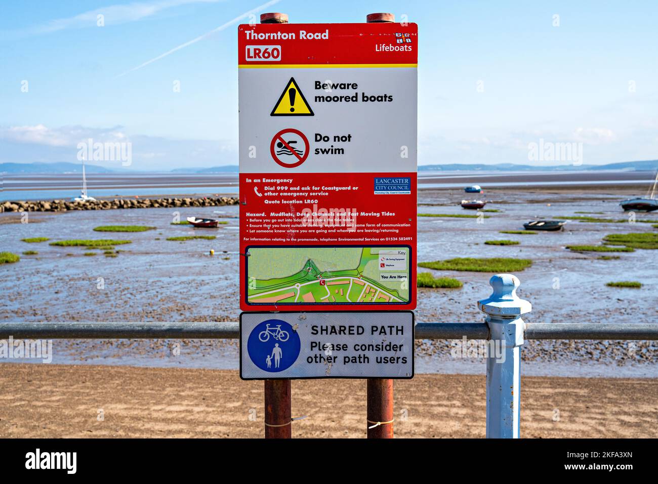 RNLI-Tafel auf der Promenade, Morecambe Bay, Lancashire, Großbritannien Stockfoto