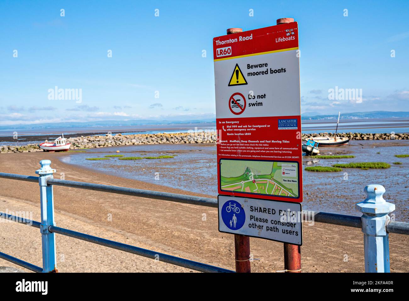 RNLI-Tafel auf der Promenade, Morecambe Bay, Lancashire, Großbritannien Stockfoto