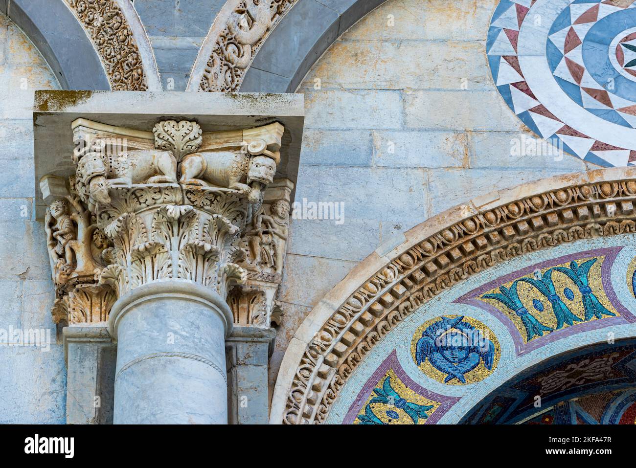 Nahaufnahme von Kreaturen in einer römischen Säule, die die Fassade der katholischen Basilika in Pisa schmücken Stockfoto