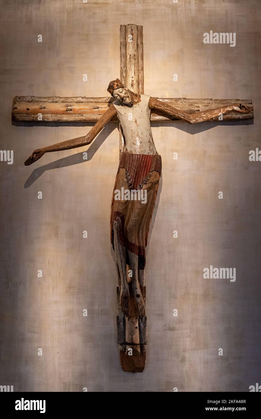 Nahaufnahme eines hölzernen Kruzifix, in dem einer von Jesu Armen vom Kreuz fällt Stockfoto