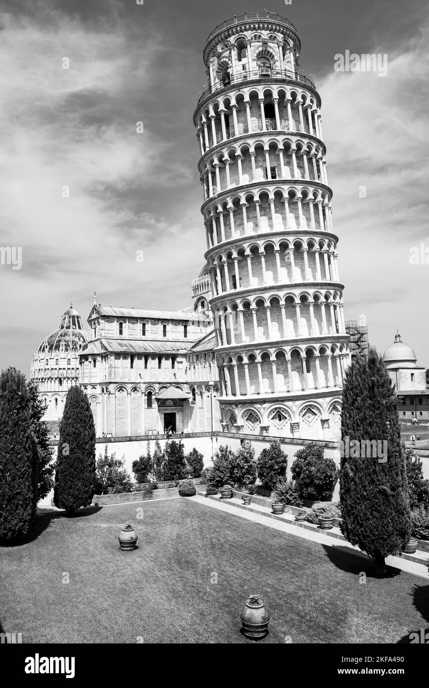 Schwarzweißfoto des schiefen Turms in Pisa und anderer historischer Gebäude am Platz des Wunders Stockfoto