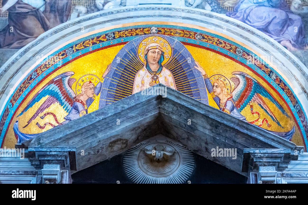 Nahaufnahme des farbenfrohen Fresko im Inneren der Basilika in Pisa, die die Jungfrau Maria repräsentiert und von zwei Engeln im Himmel umgeben ist Stockfoto