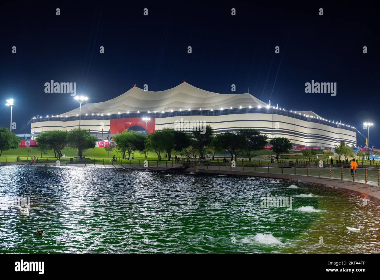 Al Bayt Stadium eine riesige Zeltstruktur erstreckt sich über das