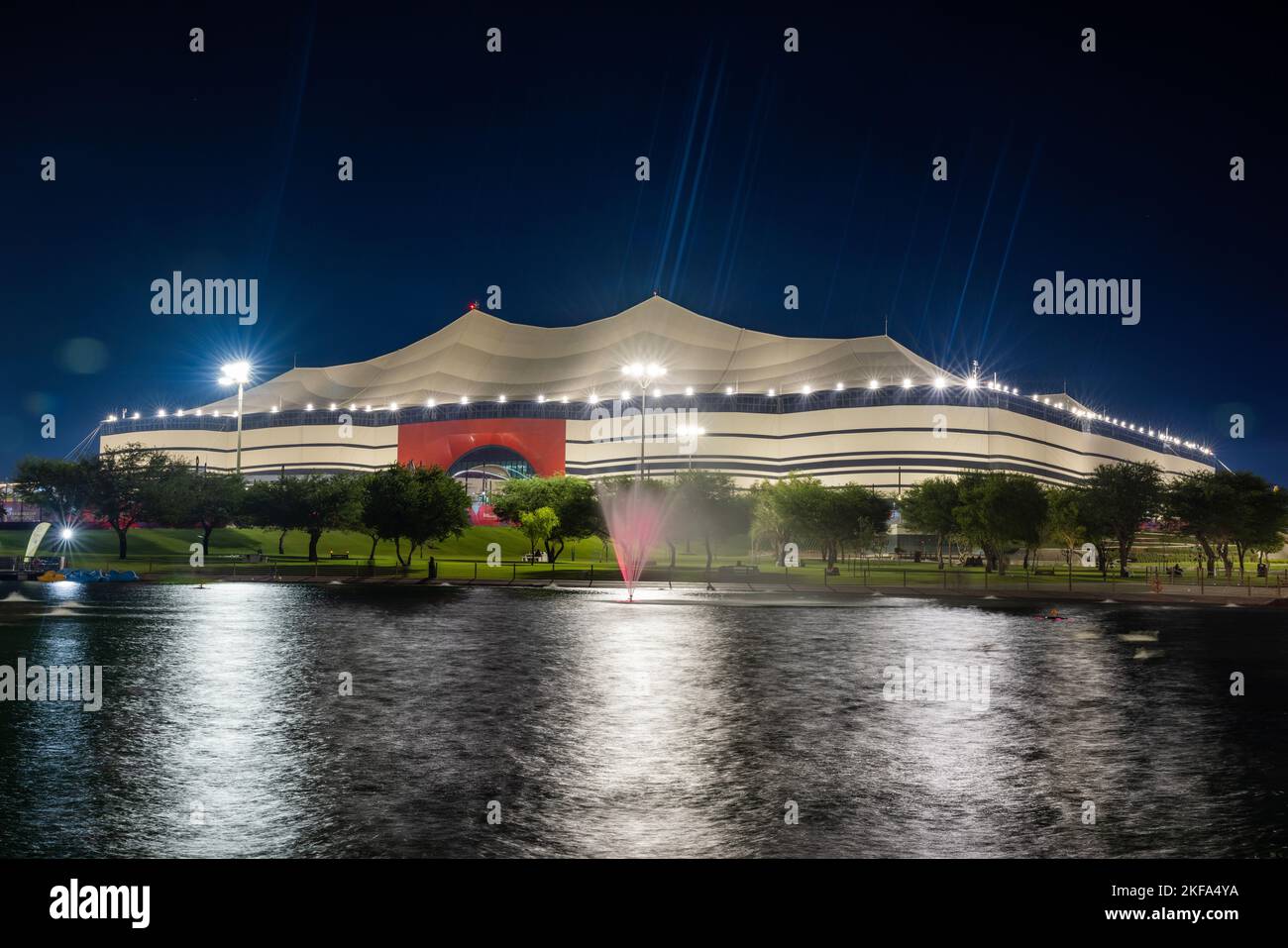 Al Bayt Stadium eine riesige Zeltstruktur erstreckt sich über das gesamte Stadion das Stadion wird das Eröffnungsspiel der FIFA Fußball-Weltmeisterschaft 2022 und die Spielpläne rechts ausrichten Stockfoto