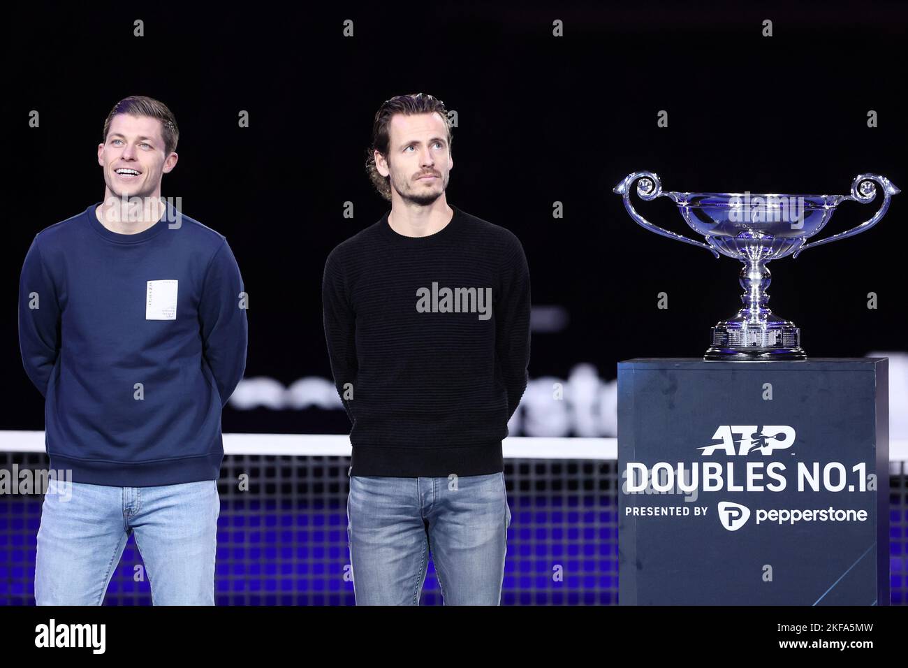 Wesley Koolhof aus Holland und Neal Skupski aus Großbritannien erhalten am 5. Tag des Nitto ATP World Tour Finals im Pala Alpitour am 17. November 2022 in Turin, Italien, die Trophäe für die besten ATP-Doppelspieler 2022 Stockfoto