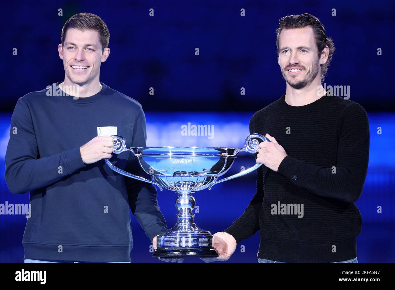 Wesley Koolhof aus Holland und Neal Skupski aus Großbritannien erhalten am 5. Tag des Nitto ATP World Tour Finals im Pala Alpitour am 17. November 2022 in Turin, Italien, die Trophäe für die besten ATP-Doppelspieler 2022 Stockfoto
