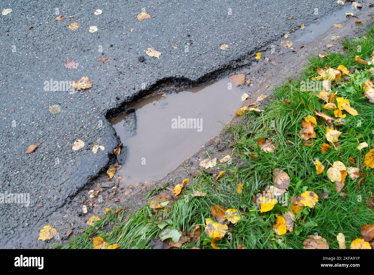 Taplow, Buckinghamshire, Großbritannien. 17.. November 2022. Schlaglöcher werden nach dem Regen größer. Nach dem starken Regen gestern wurde die Huntercombe Lane South in Taplow heute Morgen wieder überflutet. Die Einheimischen haben die Überschwemmungen erneut dem Rat von Buckinghamshire gemeldet. In einem Bericht des Umweltbundesamtes von vor zehn Jahren soll berichtet werden, dass das Mauerwerk im nahe gelegenen calvert zusammengebrochen war und repariert werden musste, aber der Rat von Buckinghamshire hat die Reparaturen immer noch nicht durchgeführt. In Zeiten starker Regenfälle fließt regelmäßig Wasser aus Abflüssen und überflutet lokale Straßen und Ackerland Stockfoto