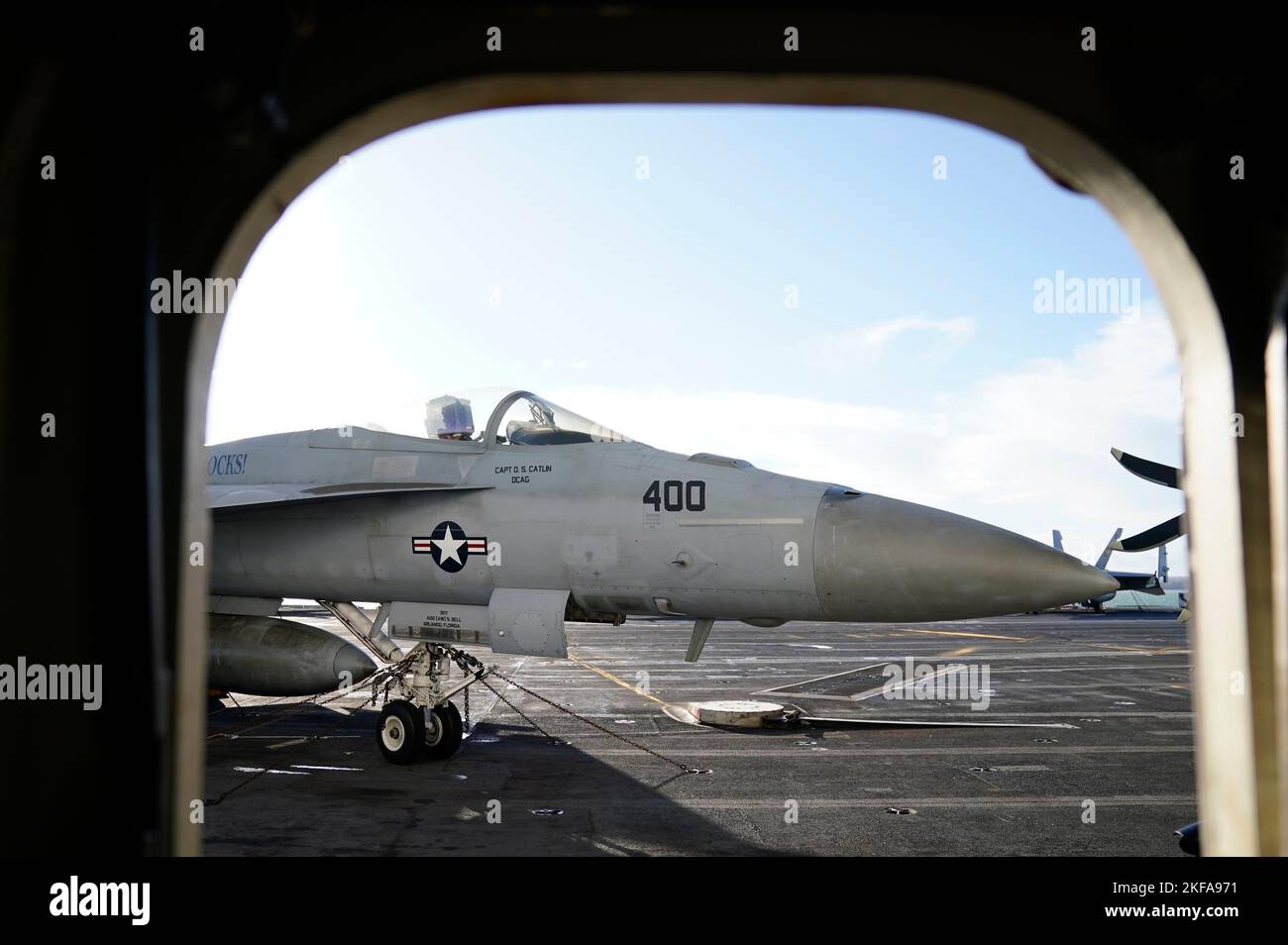 Ein Jet aus dem Jahr F18 auf dem Flugdeck der USS Gerald R. Ford, dem 'größten Kriegsschiff der Welt', während eines Medienbesuchs, während er während eines Zwischenstopps in Portsmouth auf dem Solent vor Anker liegt. Bilddatum: Donnerstag, 17. November 2022. Stockfoto