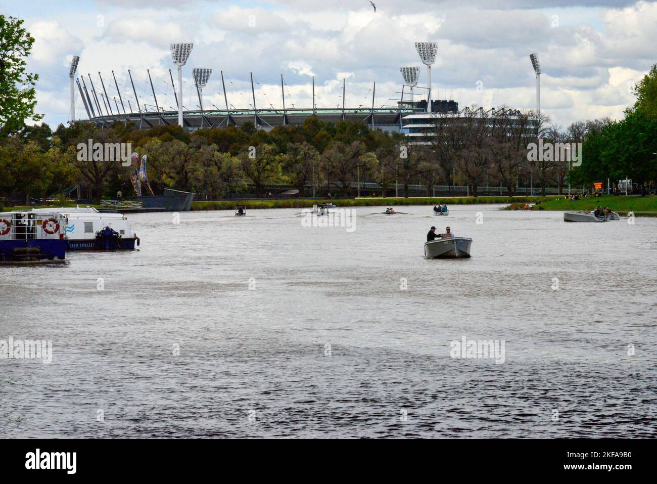 Melbourne Cricket Ground MCG Blick vom Yarra River mit Booten auf dem Wasser, Melbourne, Victoria VIC, Australien Stockfoto