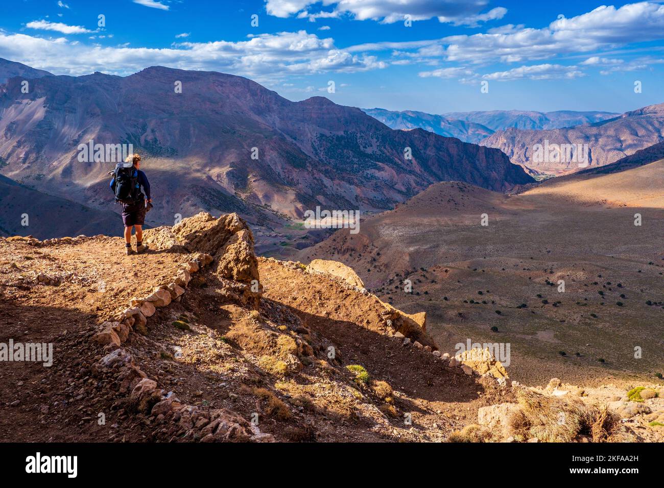 Junger männlicher Trekker, der in der M'Goun-Region des Hohen Atlas von Marokko wandert Stockfoto