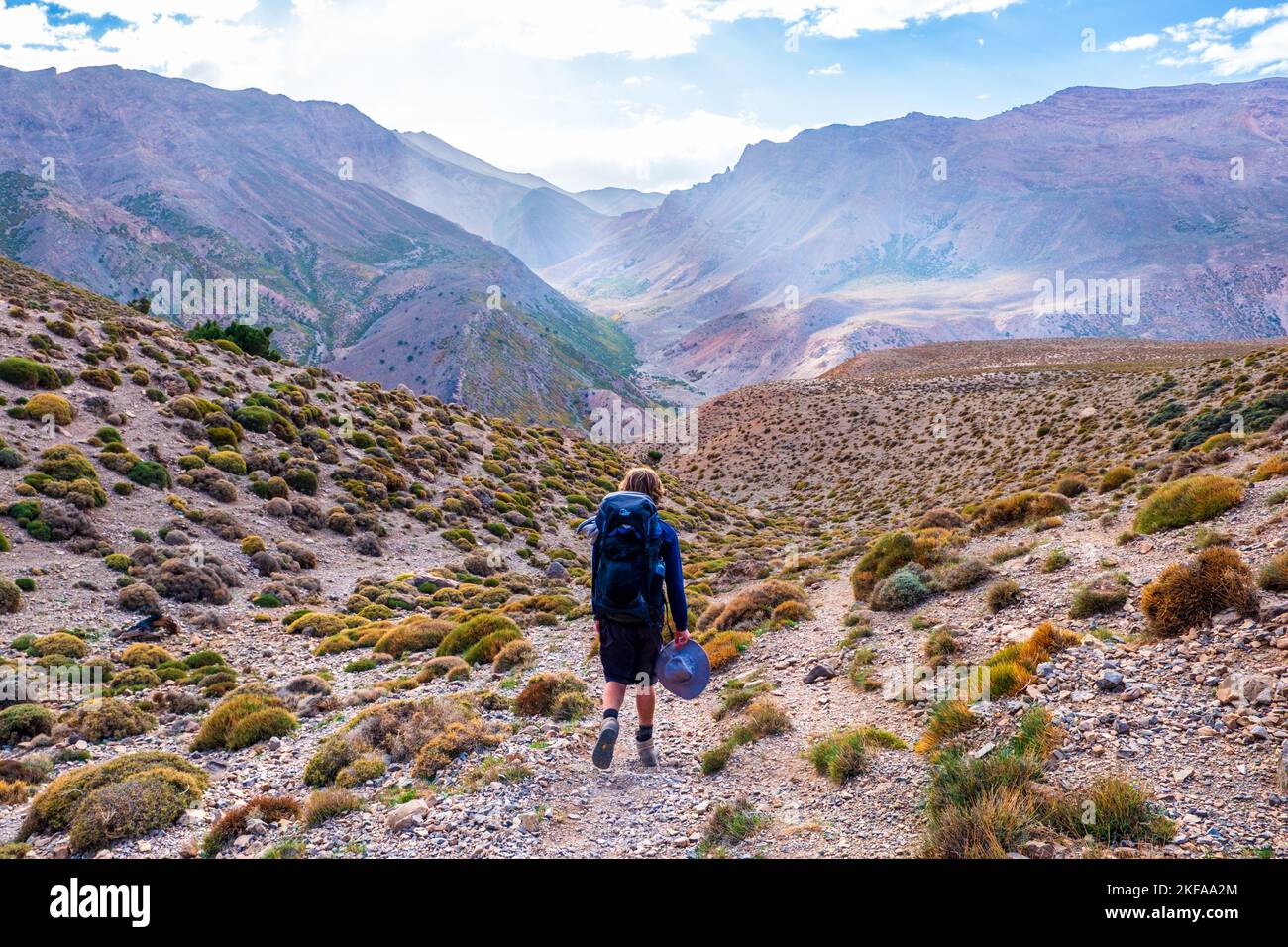 Junger männlicher Trekker, der in der M'Goun-Region des Hohen Atlas von Marokko wandert Stockfoto