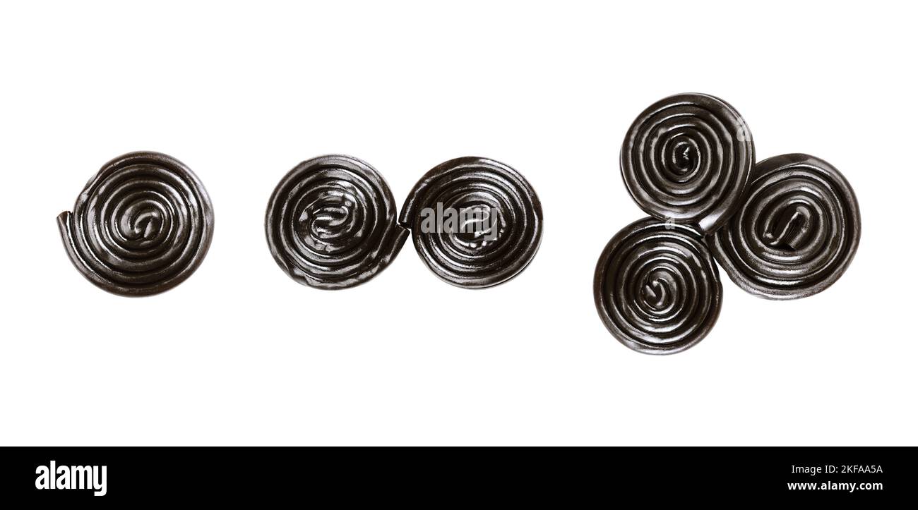 Lakritzräder bilden drei keltische Spiralmotive, eine einzelne und eine doppelte Spirale und ein Triskelion. Süßholz-Konfektion, schwarz gefärbt. Stockfoto
