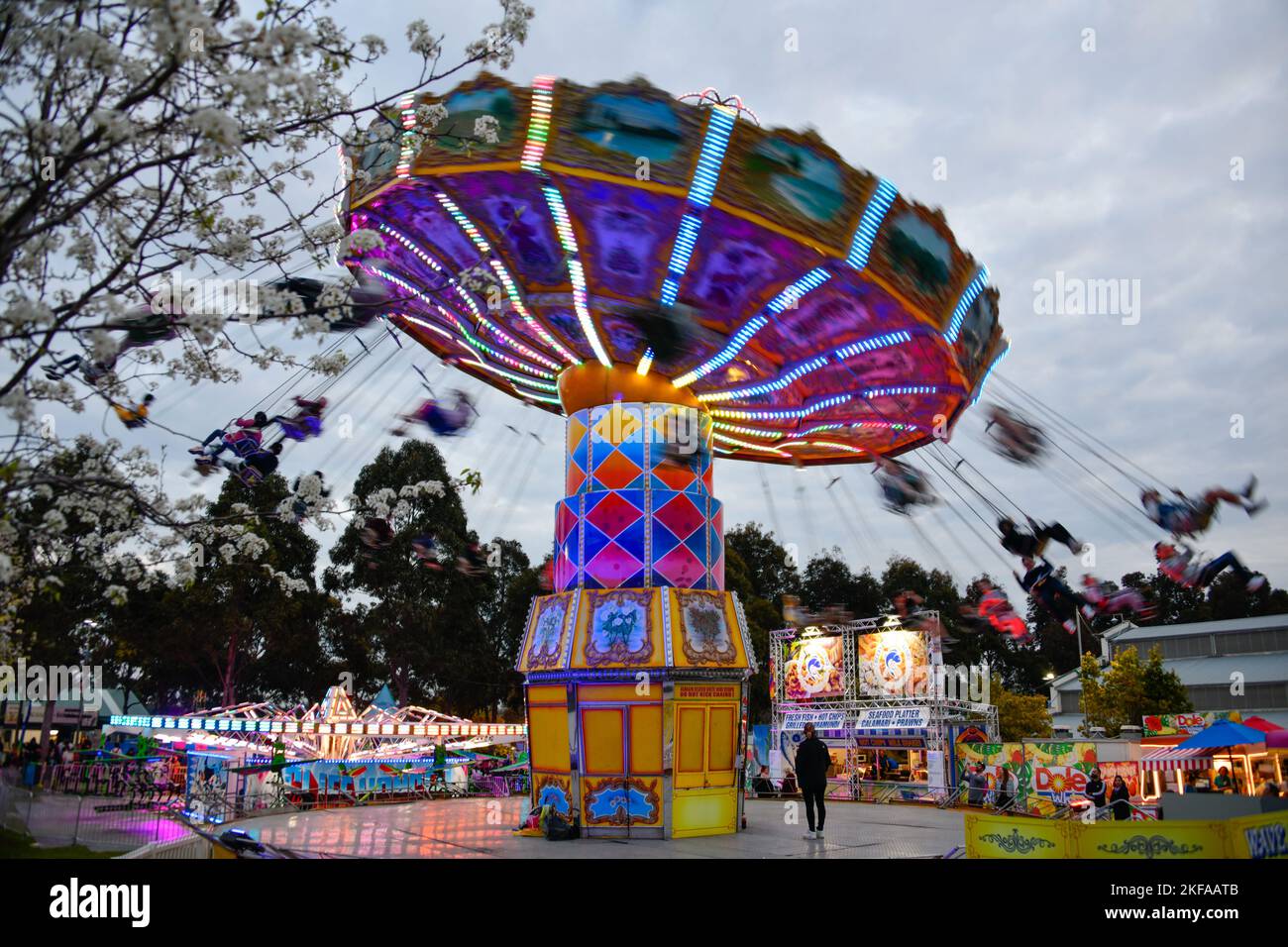 Bunte Riesenrutsche bei Nacht Vergnügungsfahrten bei der Royal Melbourne Show, Melbourne Victoria VIC, Australien Stockfoto