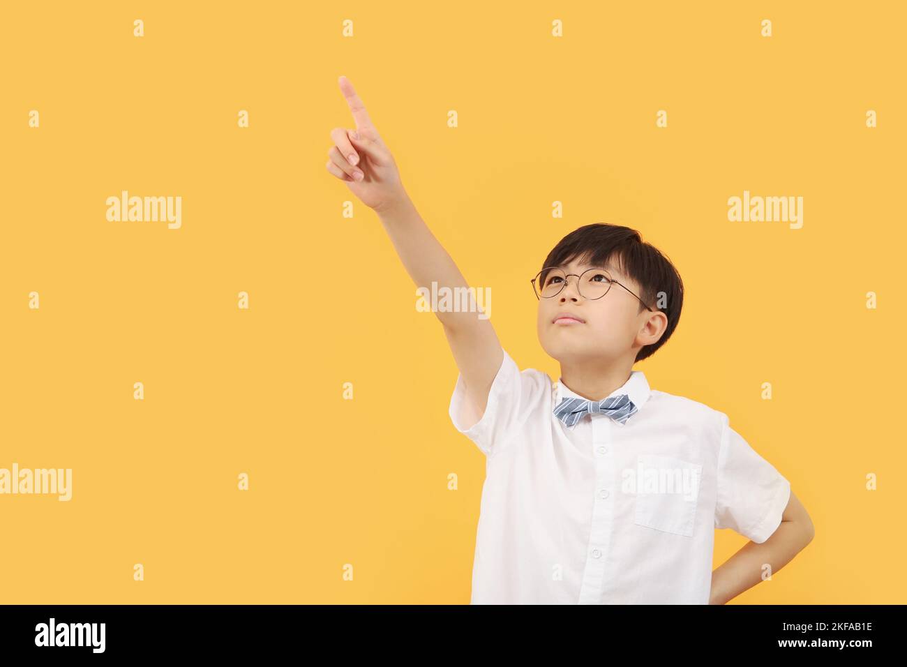 Träume, Herausforderungen und Bildungskonzept mit Kindern Studenten zeigen nach oben Richtung mit den Fingern zum Ziel Stockfoto