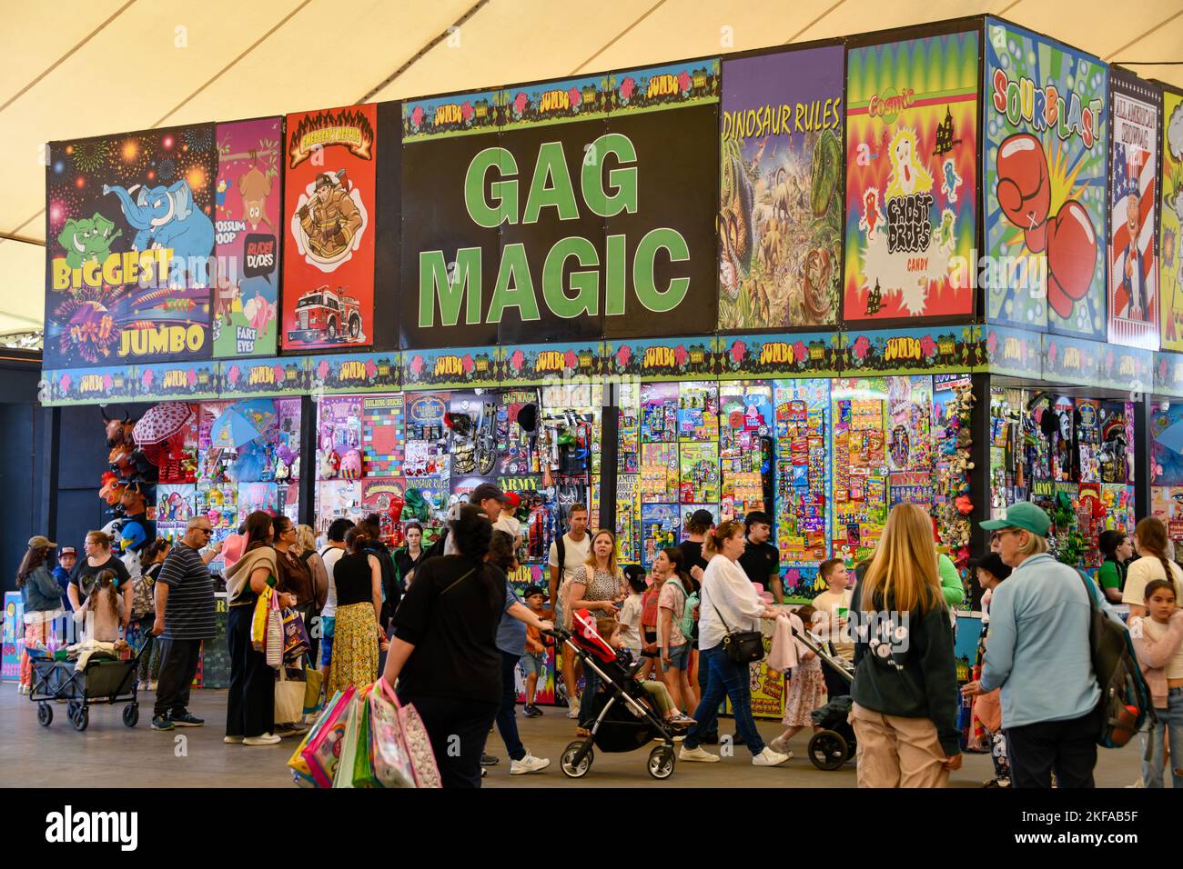 Zeigen Sie Taschen auf der Sideshow Alley Game bei der Royal Melbourne Show, Melbourne Victoria VIC, Australien Stockfoto