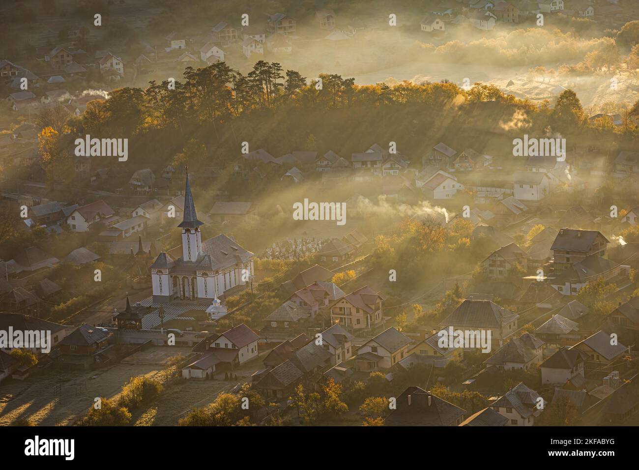 Dramatischer Herbstmorgen über dem Dorf Ieud in der historischen Region Maramures. Foto aufgenommen am 21.. Oktober 2022 in Ieud, Maramures County, R Stockfoto