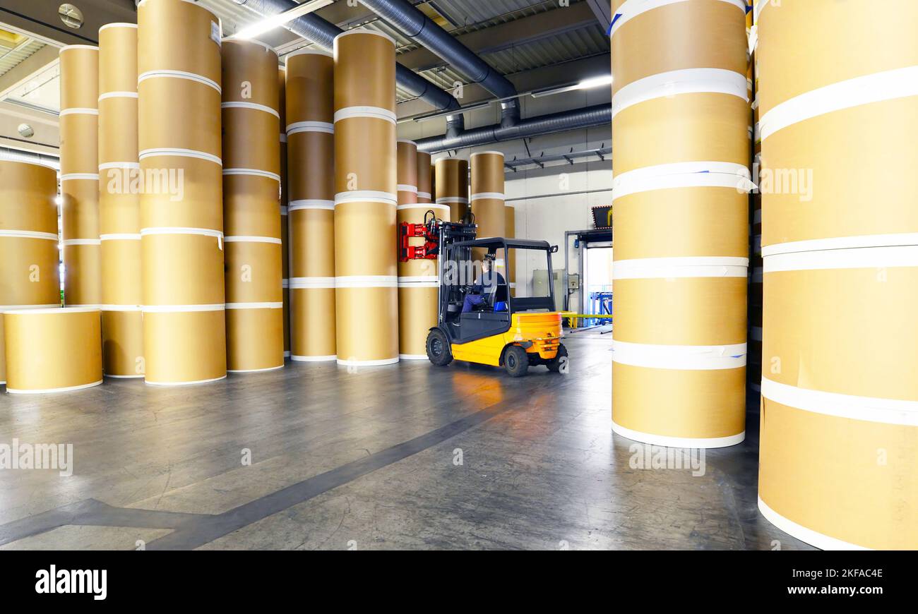 Lagerung von Papierrollen in einer großen Druckerei Stockfoto