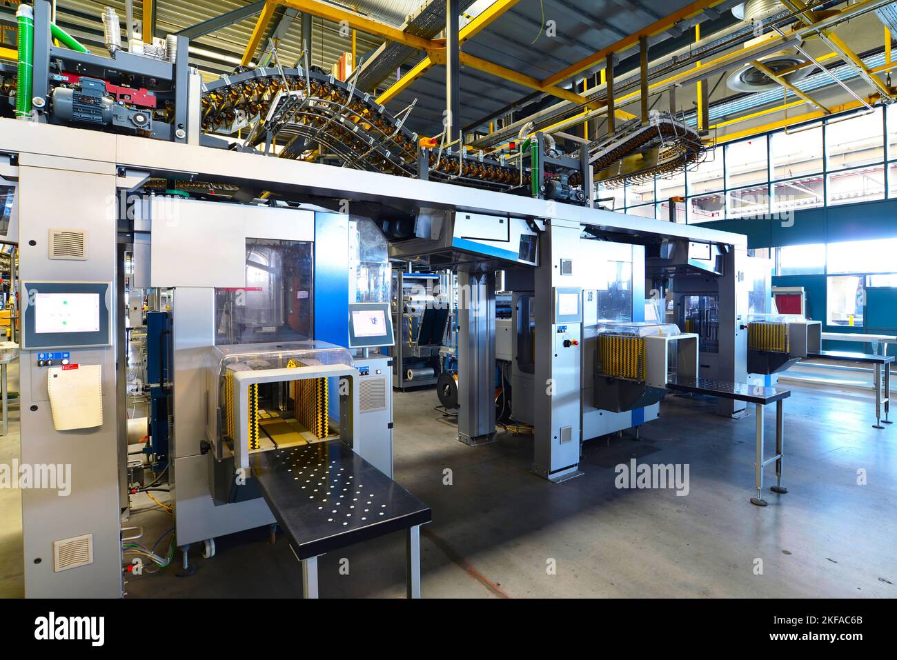 Moderne Maschinen für den Transport in einer großen Druckerei für die Produktion von Zeitungen & Zeitschriften Stockfoto