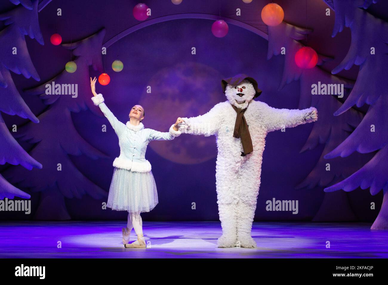 London, Großbritannien, 16. November 2022. Eine Szene aus dem Schneemann, die vom Samstag, 19. November bis Ende Dezember ins Pfau-Theater im LondonÕs West End zurückkehrt. Birmingham RepÕs Bühnenadaption des beliebten Bilderbuches markiert die Londoner Jubiläumssaison 25. und ist dem Schöpfer des Snowman, Raymond Briggs CBE 1934-2022, gewidmet. Bilddatum: Mittwoch, 16. November 2022. Das Foto sollte lauten: Katie Collins/EMPICS/Alamy Live News Stockfoto