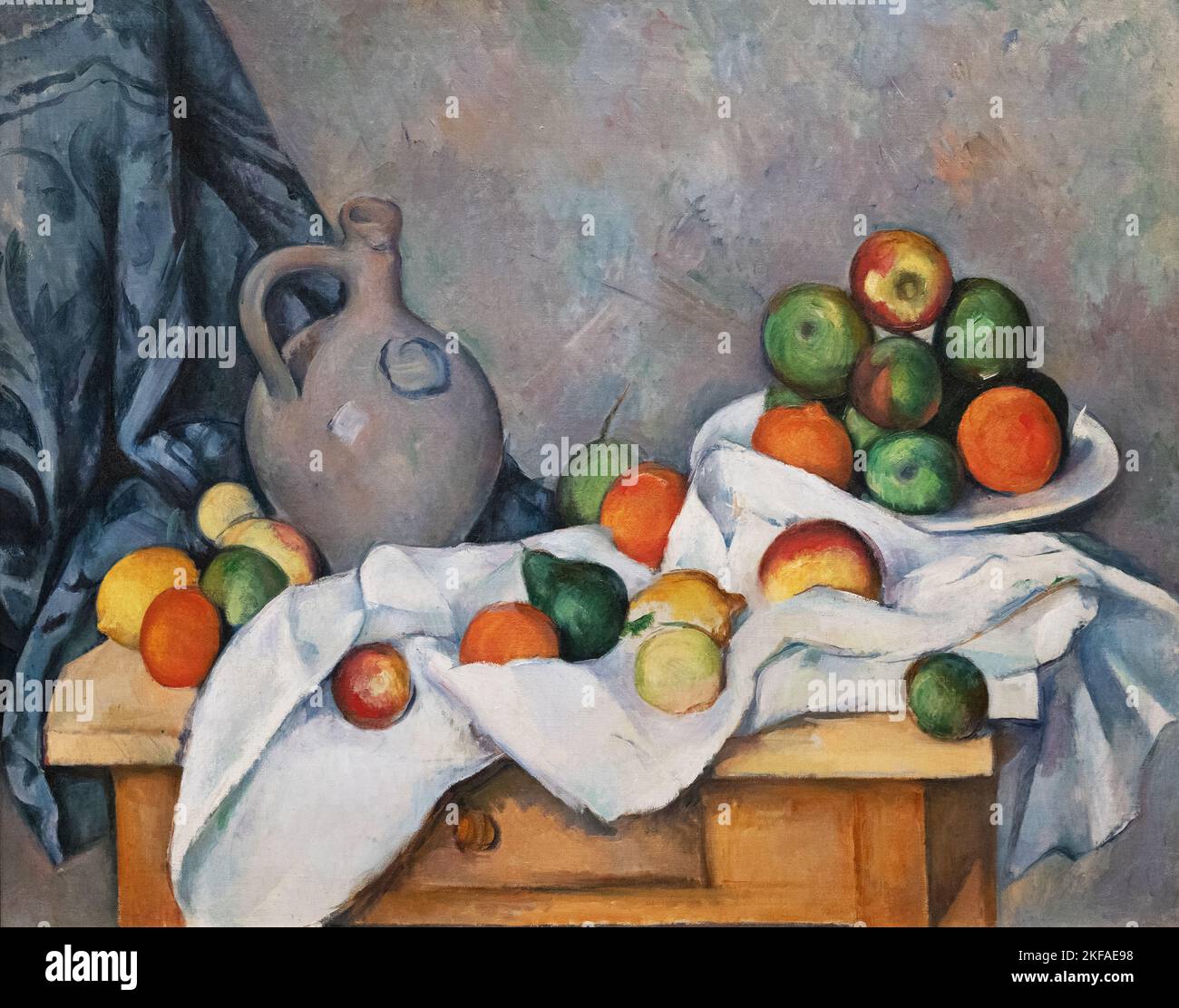 Paul Cezanne Malerei; Stillleben; Vorhang, Pitcher und eine Obstschale, 1893-4. 19. Jahrhundert post impressionistische Kunst. Stockfoto