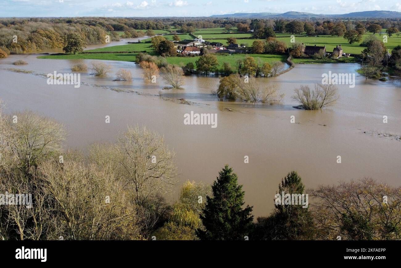 Blick auf das Hochwasser vom Fluss Adur in der Nähe von Shermanbury in West Sussex. Autofahrer werden gewarnt, sich nicht auf der Straße zu halten, da die Autos durch Regenfälle im Hochwasser stecken bleiben und das Vereinigte Königreich sich darauf vorbereitet, in den nächsten zwei Tagen unter „untragbaren Bedingungen“ zu leiden. Bilddatum: Donnerstag, 17. November 2022. Stockfoto