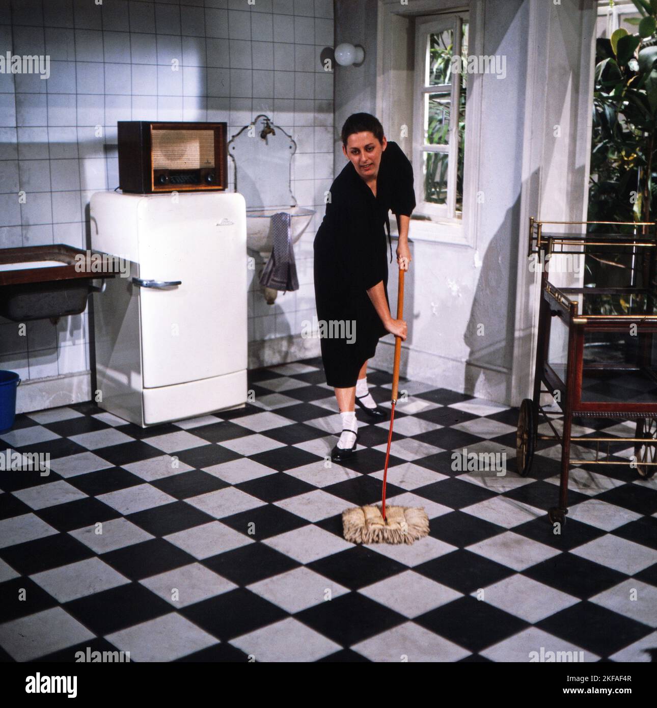 Das Frauenzimmer, Fernsehfilm aus der Sendreihe 'das kleine Fernsehspiel', Deutschland 1981, Regie: Claudia von Alemann, Darsteller: Colleen Finneran beim Putzen Stockfoto