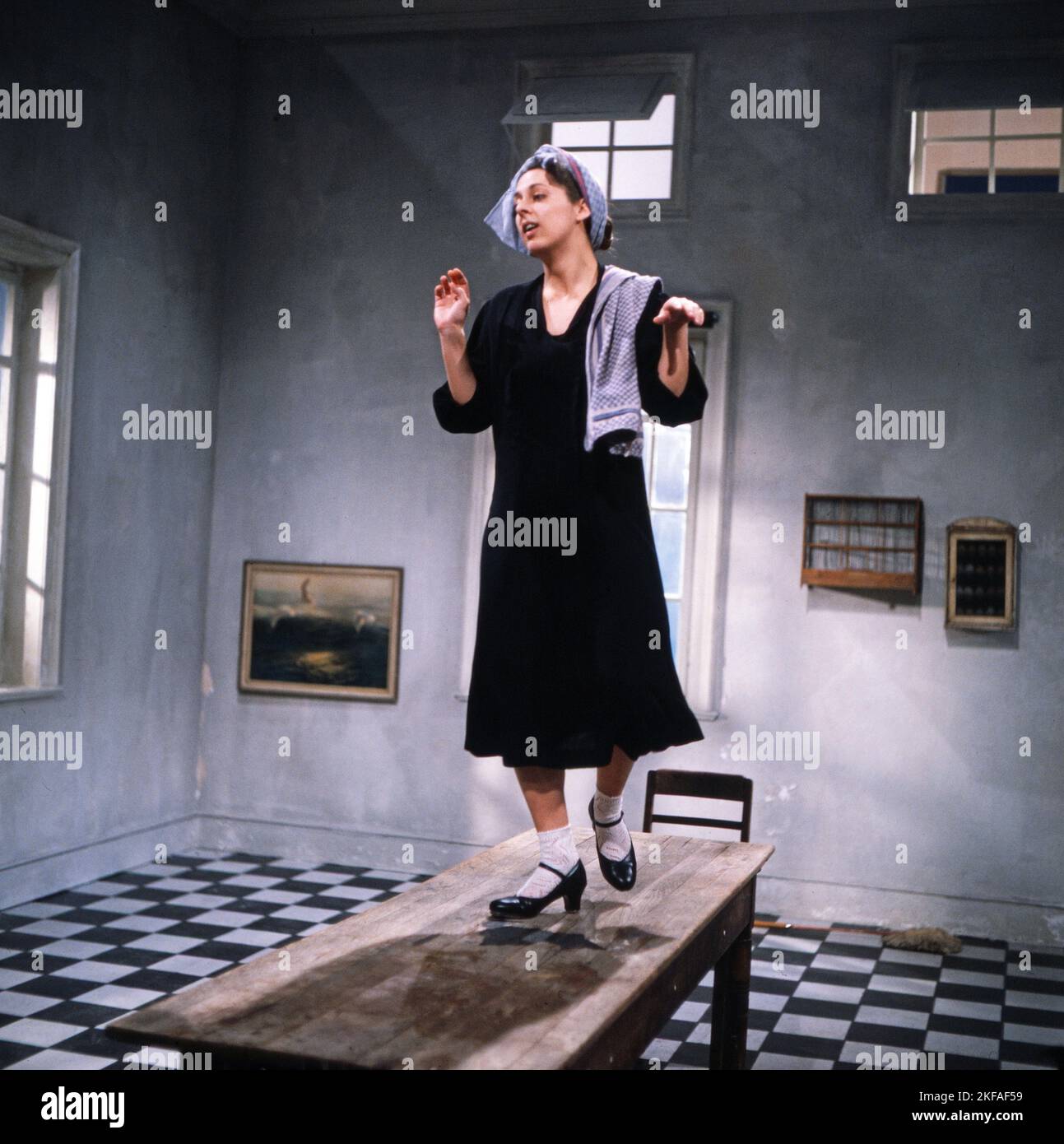 Das Frauenzimmer, Fernsehfilm aus der Sendreihe 'das kleine Fernsehspiel', Deutschland 1981, Regie: Claudia von Alemann, Darsteller: Colleen Finneran tanzt auf dem Tisch Stockfoto