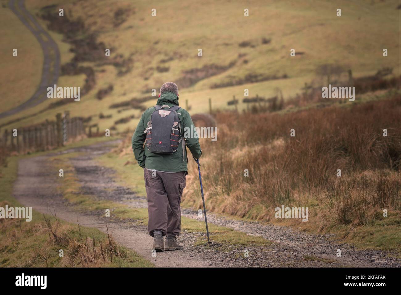 Senioren Wandern und Sport auf dem Land. Wandern mit Wanderstock auf dem Moorweg. Stockfoto