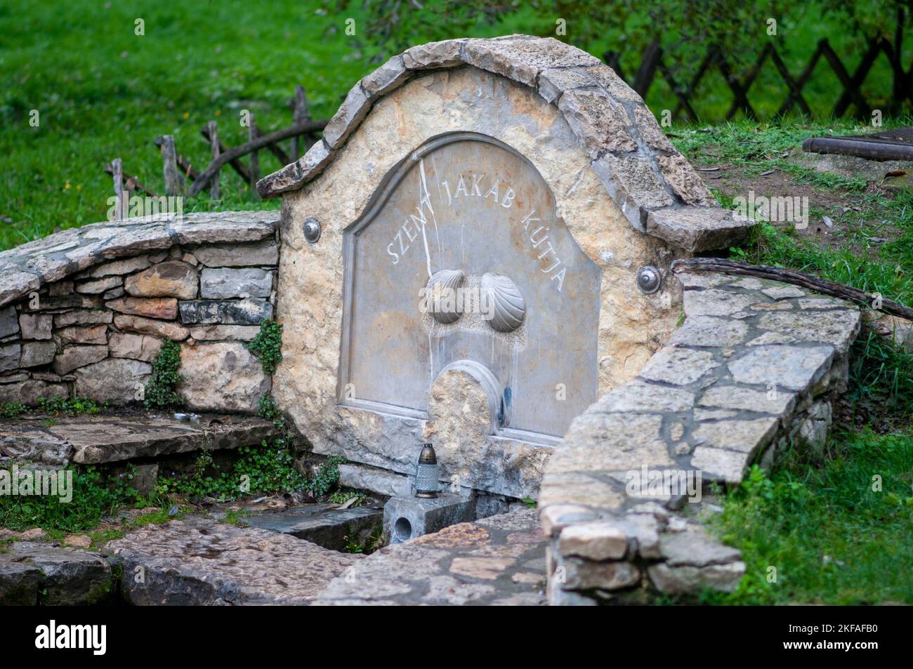 Die Jakobsquelle [ Szent Jakab ] in Vászóly [ Vszoly ], benannt nach dem schutzpatron des Dorfes Es liegt im Balaton-Hochland und fällt wi Stockfoto