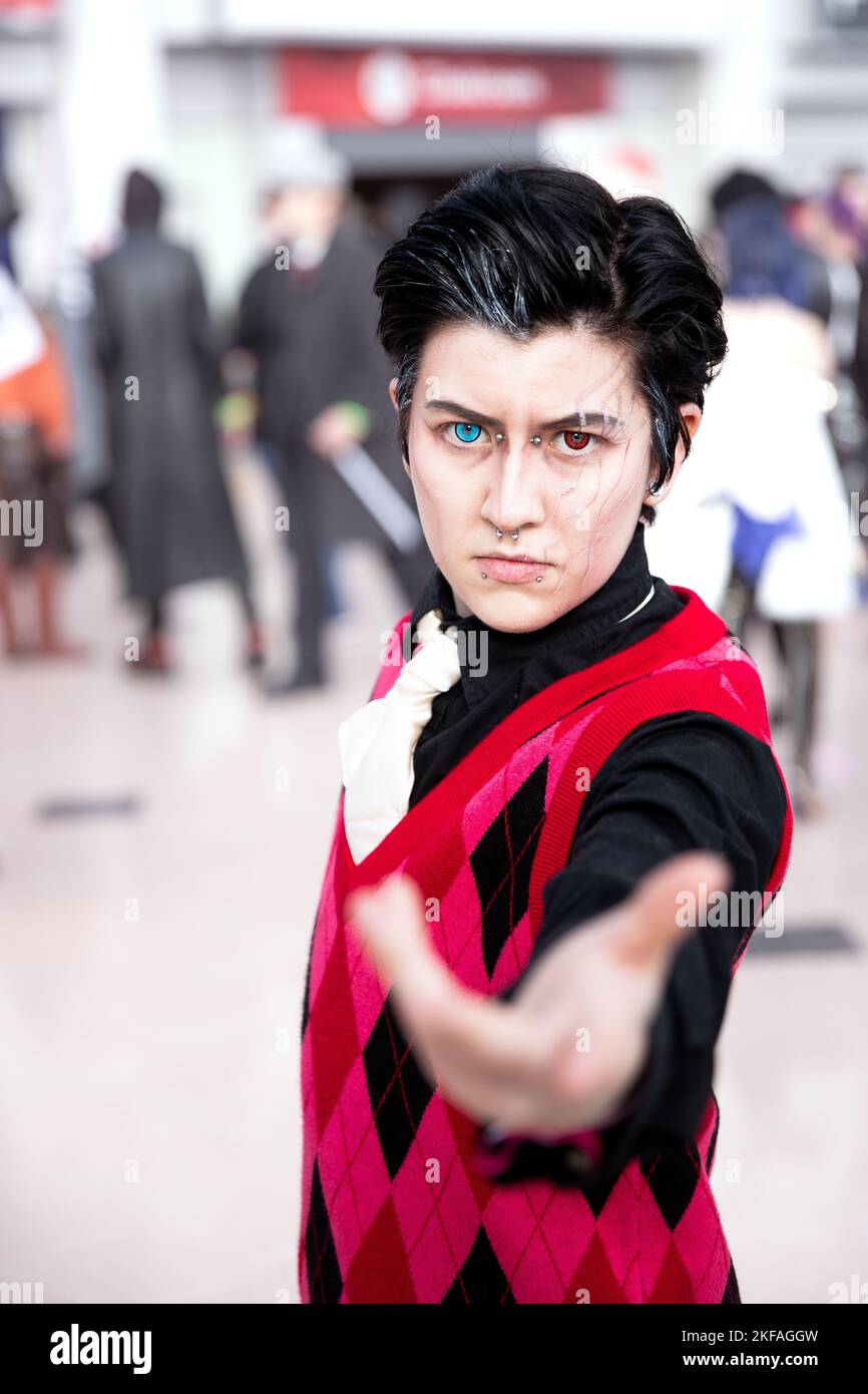 Nahaufnahme Porträt einer Gender-Flüssigkeit nicht binärer Cosplayer von League of Legends Arcane mit bunten Kontaktlinsen und Piercing im Gesicht Stockfoto