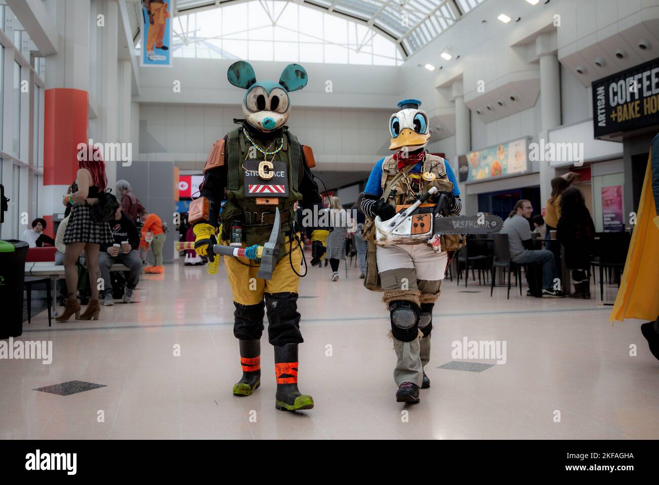 BIRMINGHAM NEC, GROSSBRITANNIEN - 13. NOVEMBER 2022. Cosplayers verkleidet als Post-apokalyptische Mickey-Maus und Donald Duck aus dem Badland bei einer britischen Comic-con-Veranstaltung Stockfoto