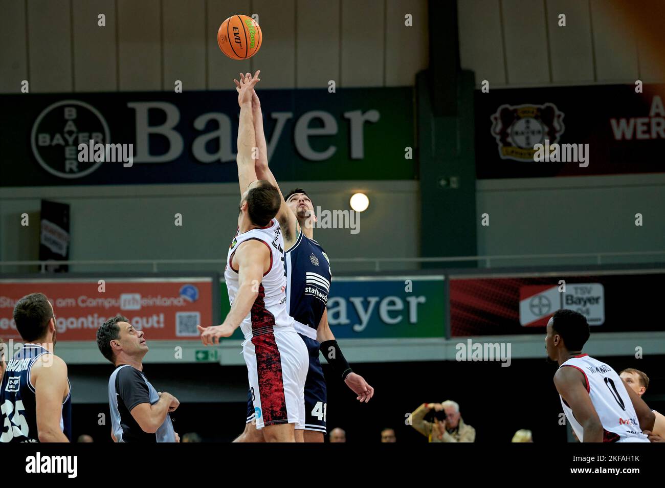 LEVERKUSEN, DEUTSCHLAND - NOWEMBER 16, 2022: BARMER 2. Basketball-Bundesliga. Basketballspiel Bayer Giants Leverkusen vs Medipolis SC Jena Stockfoto