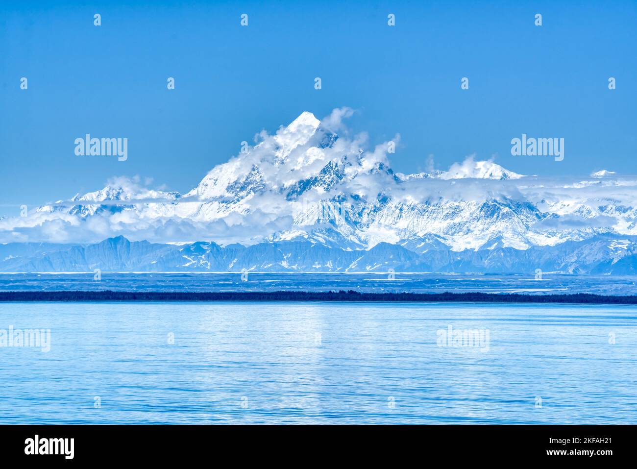 Mount Saint Elias entlang des Ozeans an der Küste Alaskas Stockfoto