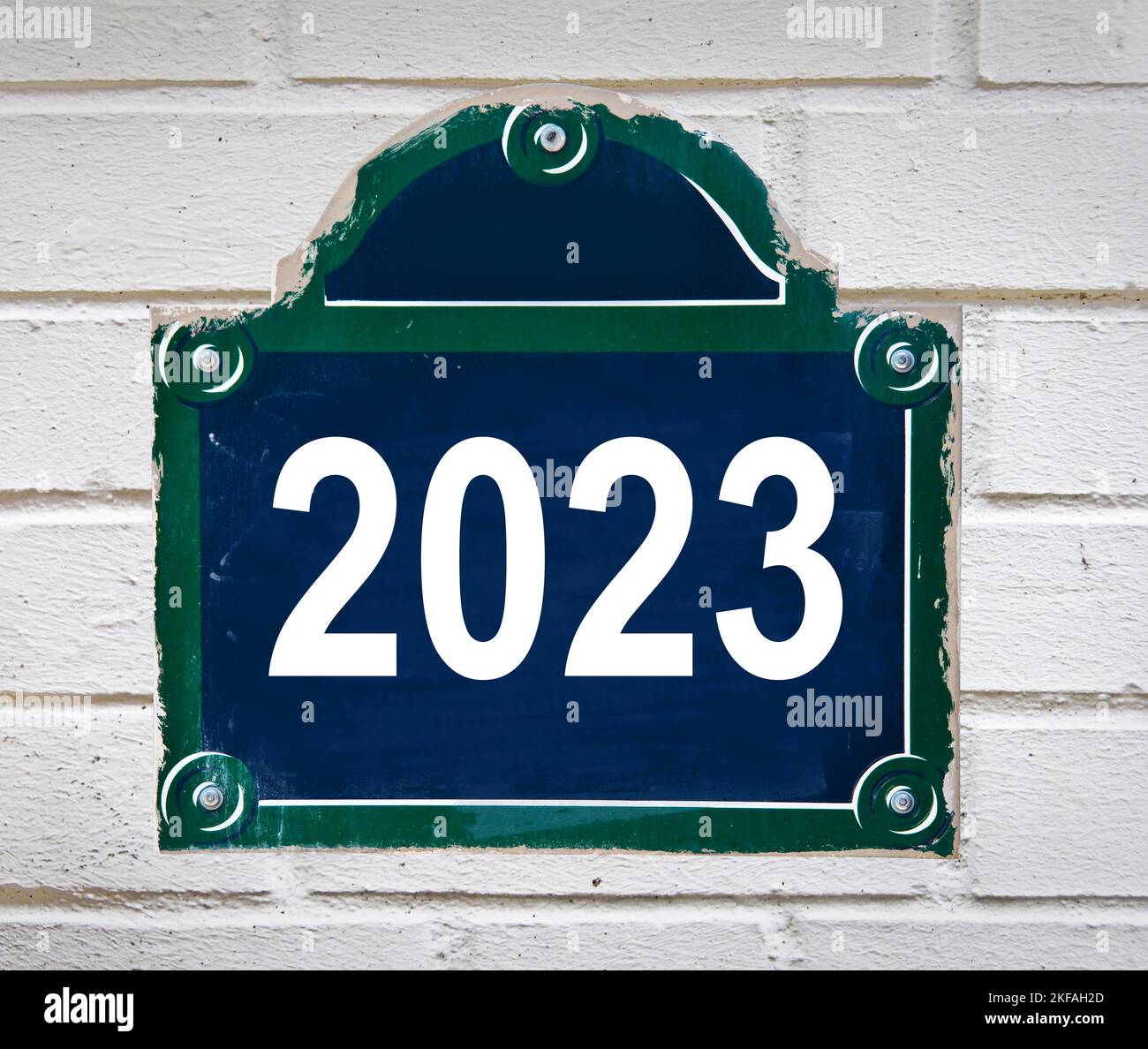 2023 auf einem alten Pariser Straßenschild geschrieben, Neujahr-Karte Stockfoto