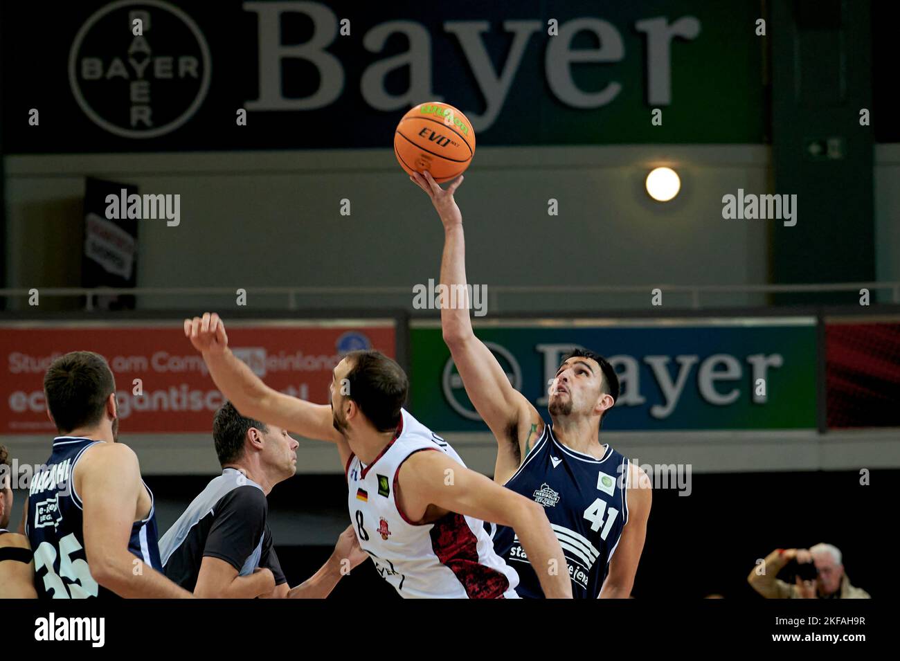 LEVERKUSEN, DEUTSCHLAND - NOWEMBER 16, 2022: BARMER 2. Basketball-Bundesliga. Basketballspiel Bayer Giants Leverkusen vs Medipolis SC Jena Stockfoto