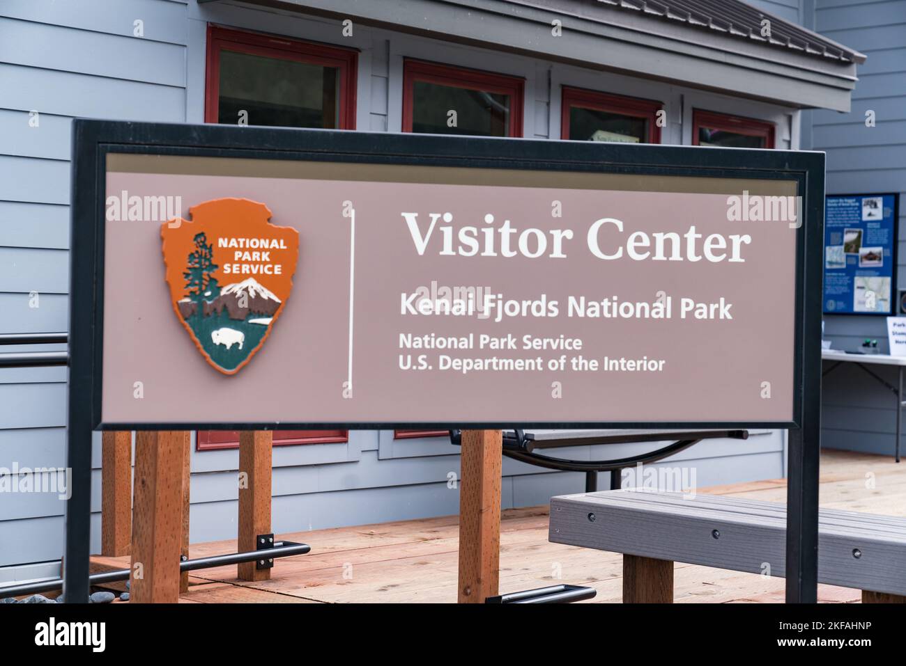 Seward, AK - 1. September 2022: Kenai Fjords Visitor Center Schild in der Innenstadt von Seward, Alaska Stockfoto
