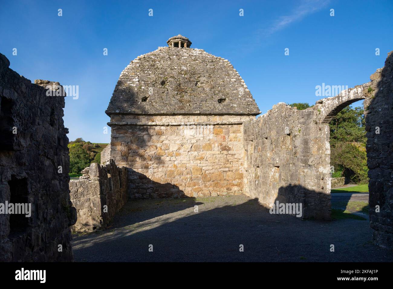 Old Dovecot in Penmon Priory an der Südküste von Anglesey, Nordwales. Stockfoto