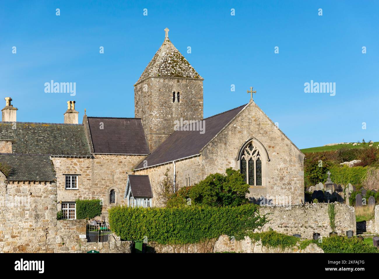 St. Seiriol's Church und Penmon Priory, eine historische Stätte an der Südküste von Anglesey, Nordwales Stockfoto