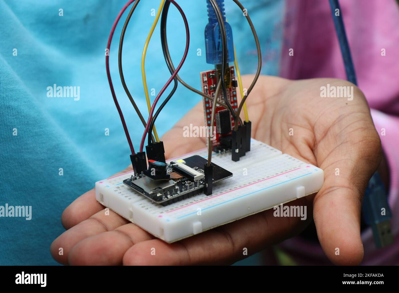 Breadboard-Projekt oder Mikrocontroller-Projekt mit programmierbarer Steuerplatine mit anderen elektronischen Komponenten, die den Prototyp des Projekts zeigen Stockfoto