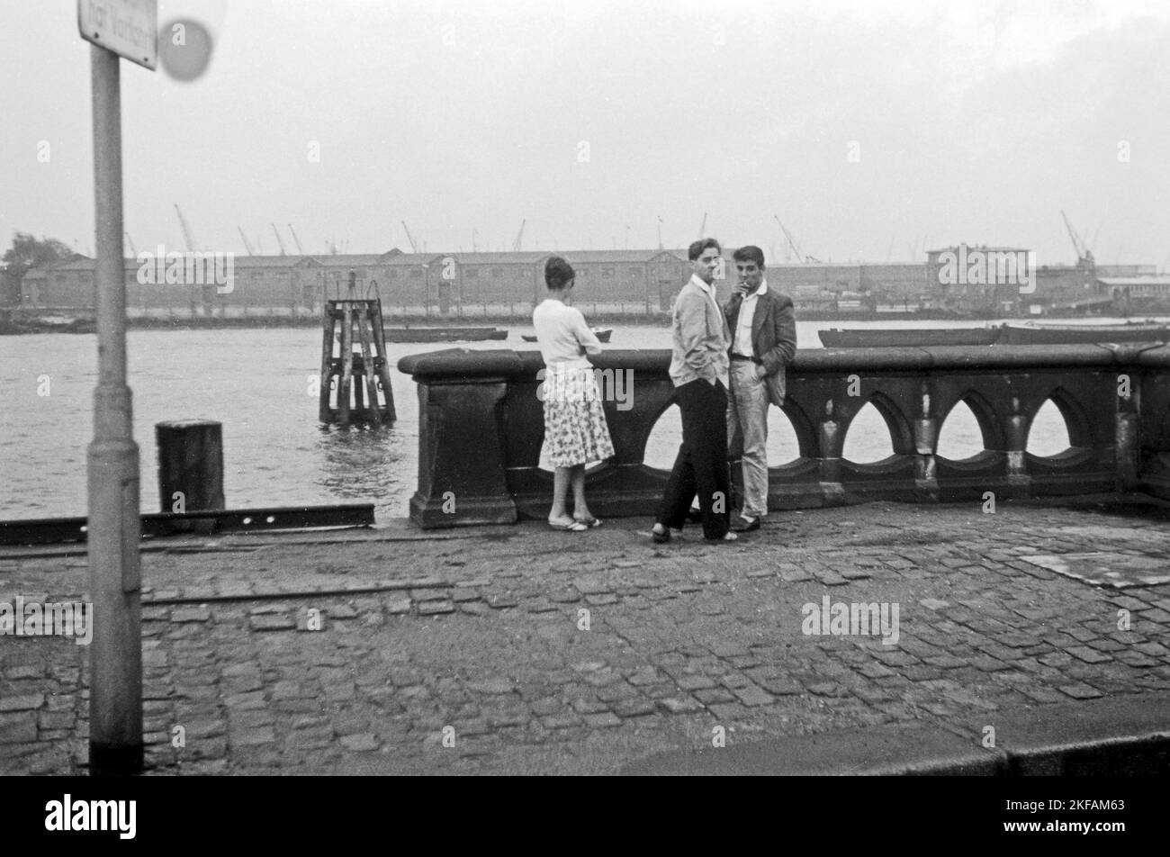 Junge Leute im Hamburger Hafen, 1959. Junge Menschen im Hamburger Hafen, 1959. Stockfoto