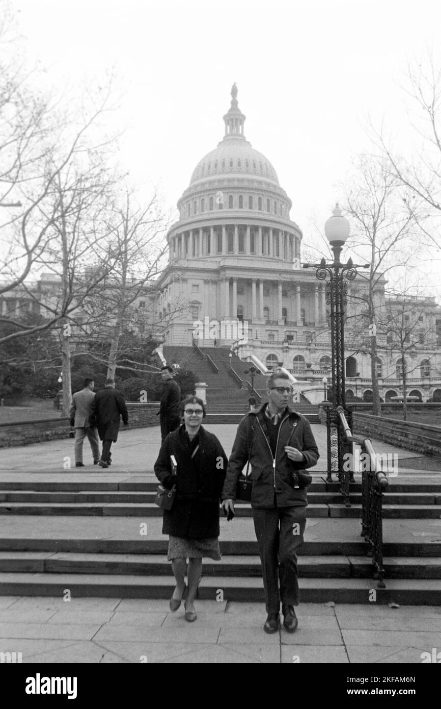Eine Frau und ein Mann gehen die Treppen vor dem Kapitol hinab, Washington DC, USA 1965. Eine Frau und ein Mann, die die Treppe hinunter zum Capitol in Washington DC, USA 1965. Stockfoto