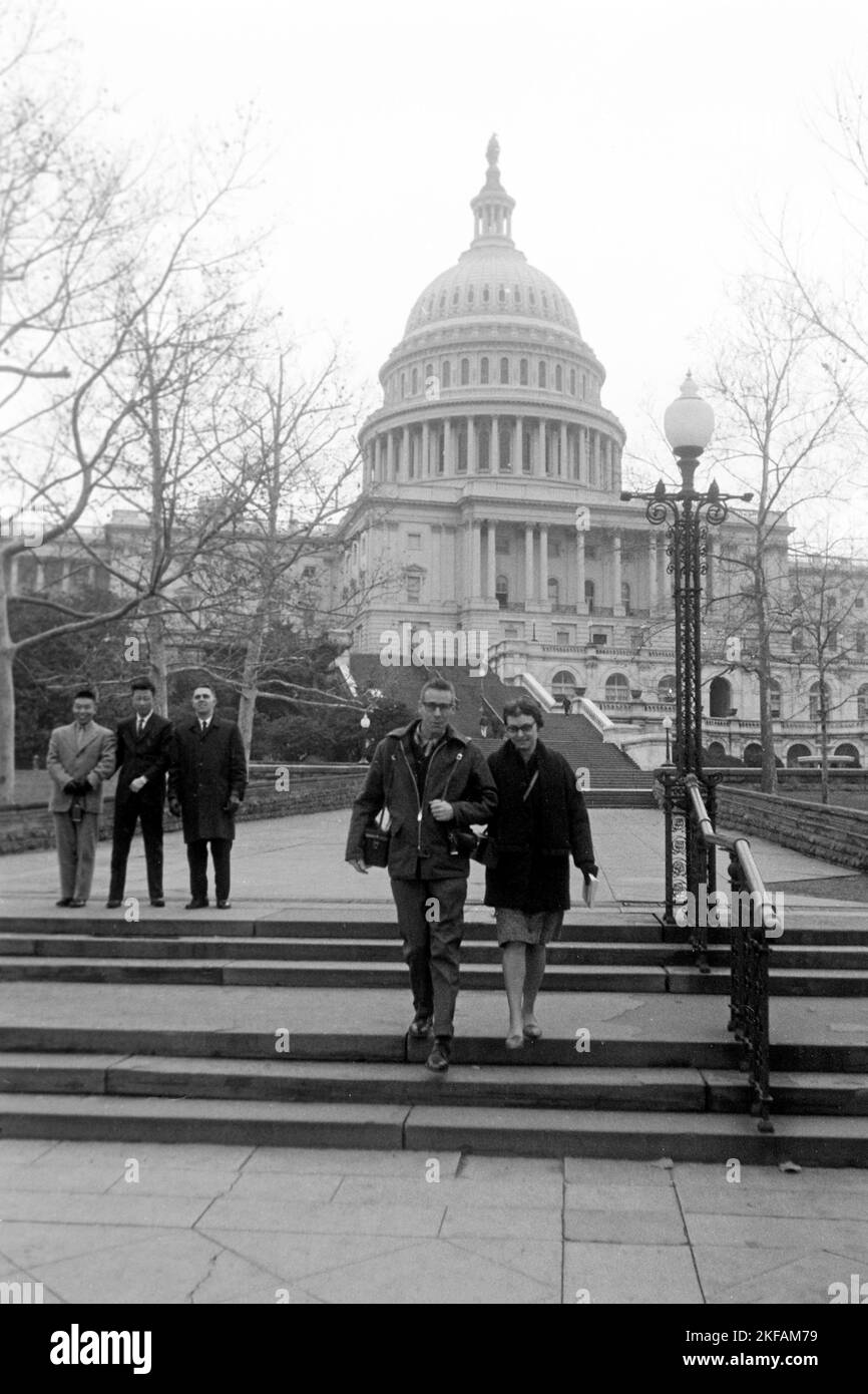 Eine Frau und ein Mann gehen die Treppen vor dem Kapitol hinab, Washington DC, USA 1965. Eine Frau und ein Mann, die die Treppe hinunter zum Capitol in Washington DC, USA 1965. Stockfoto