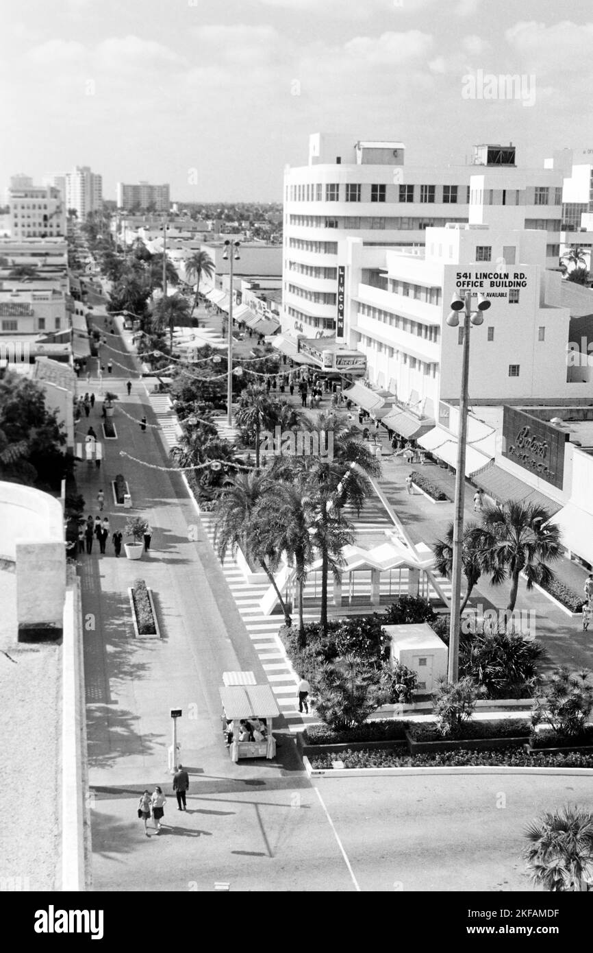 Blick auf die Lincoln Road in Miami Beach, Florida, USA 1965. Blick auf die Lincoln Road in Miami Beach, Florida, USA 1965. Stockfoto